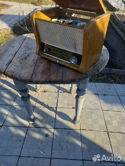 Винтажный стол и радиола Рекорд 61