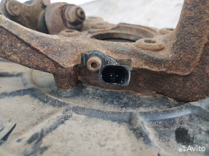 Кулак поворотный передний правый R