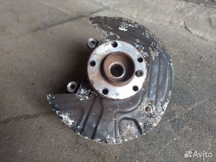 Передний правый кулак BMW X3 E83