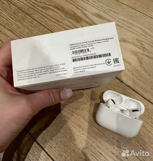 Наушники AirPods Pro with Wireless Charging Case