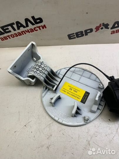 Лючок топливного бака Hyundai Solaris седан 1.4