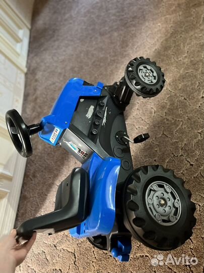 Синий трактор с прицепом