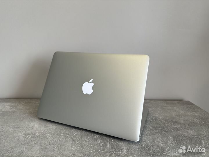 Apple MacBook Air 13 2018 8/128 в идеале
