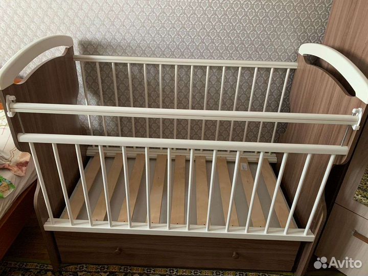 Детская кроватка с поперечным маятником