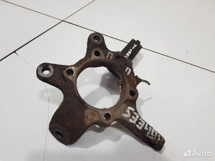 Кулак поворотный передний правый