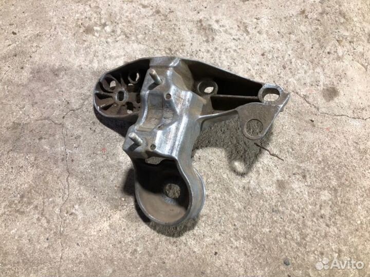 Кронштейн опоры двигателя левый Audi A4 B6/8E 1.8