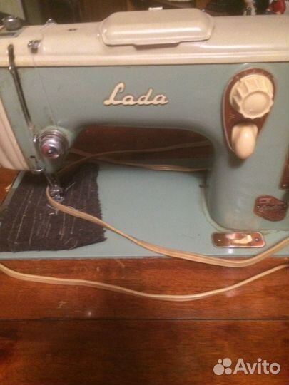 Швейная машина LADA