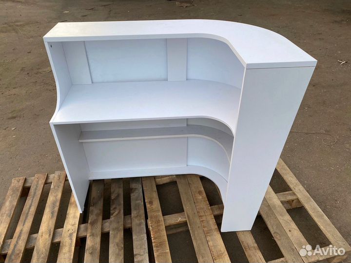 Глянцевая стойка-Ресепшен с тремя уровнями