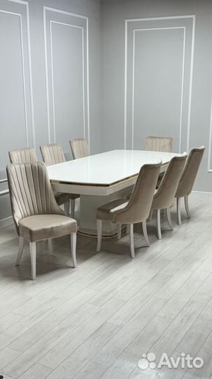 Стол и стулья в гостиную. В наличии