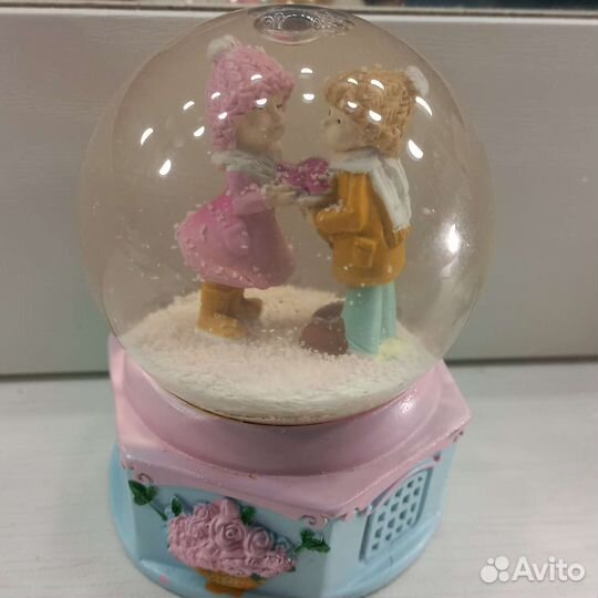 Сувенир стеклянный шар с влюблёнными