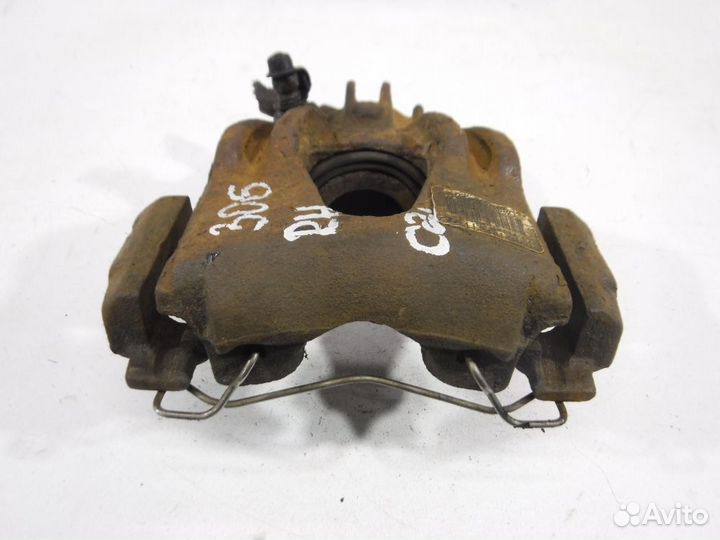 Суппорт передний правый Peugeot 306