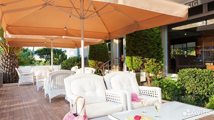 Зонт для кафе. Зонт на боковой опоре. Уличный зонт