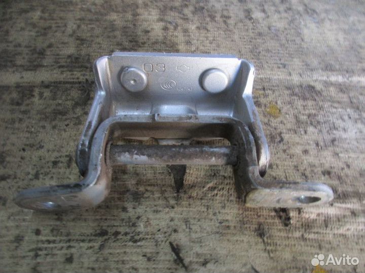 Петля двери задней правой верхняя Nissan Tiida (C1