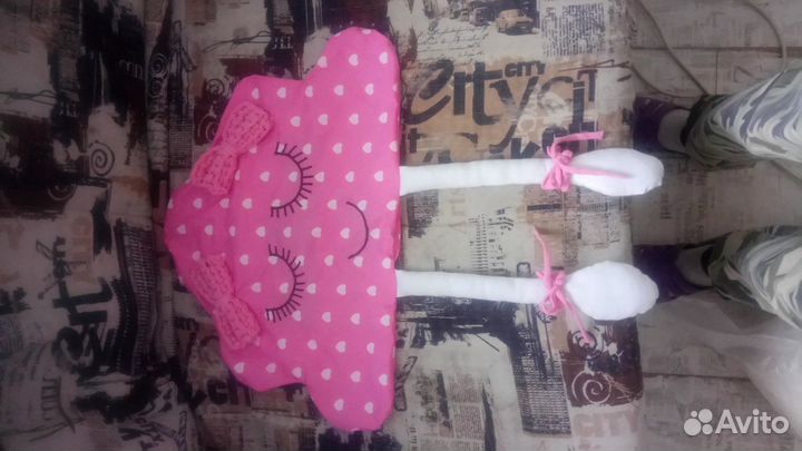 Мягкая игрушка и большая подушка игрушка