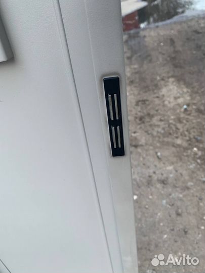 Тумбочка металлическая на ножках