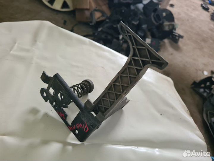 Ручка открывания капота Renault Fluence седан M4R