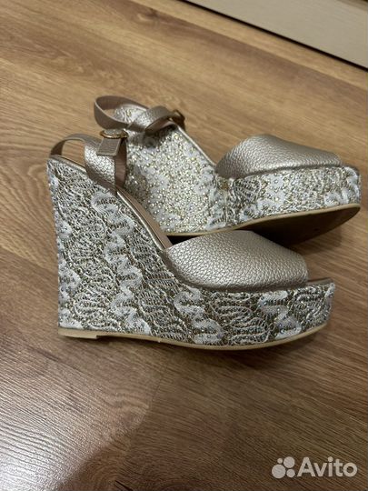 Босоножки женские