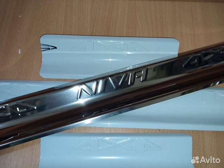 Накладки на пороги Chevrolet Niva (нержавейка)