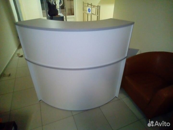 Модульная закругленная стойка ресепшн