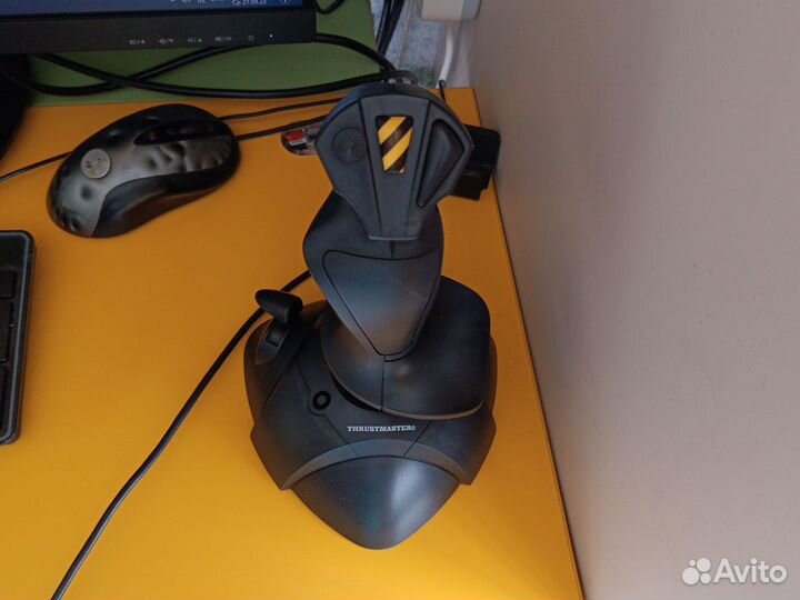 Джойстик-геймпад Thrustmaster Joystick