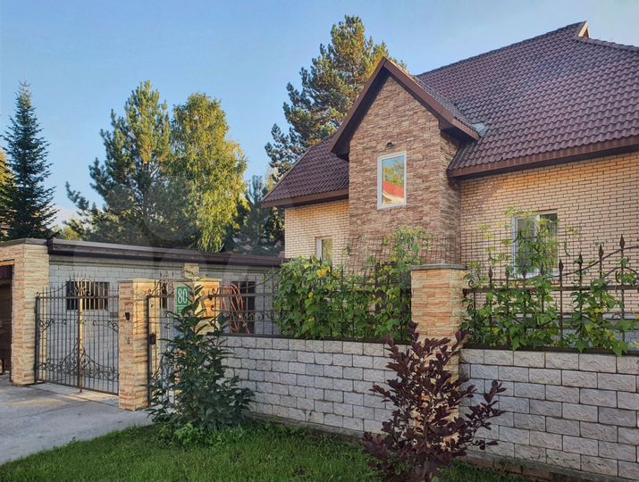 Коттедж 220 м² на участке 9 сот.