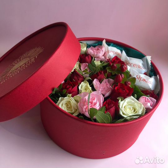 Композиция с цветами и конфетами