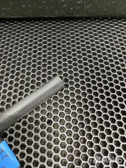 Уплотнитель капота короткий Nissan almera g15