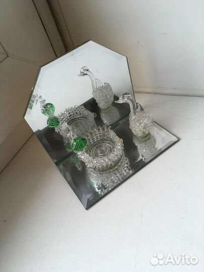 Фигурка лебедь из стекла и краб