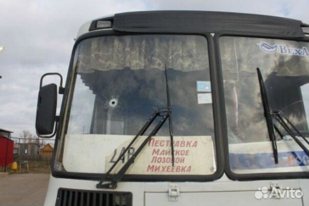 Замена лобового стекла автобуса. Замена стекла автобус. Стекло заднее паз 32053. Автобус разбил стекло. Разбито лобовое стекло.
