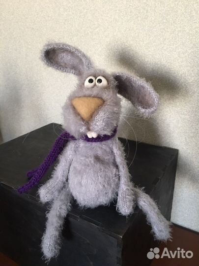 Заяц (кролик) вязаный ручной работы