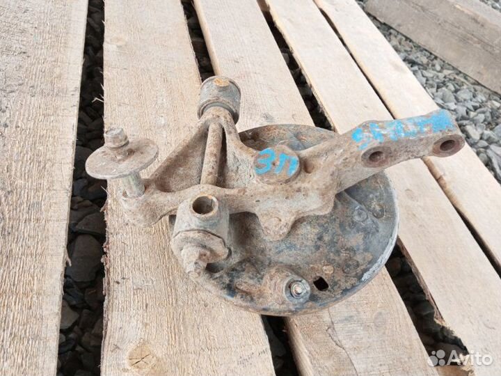 Кулак поворотный задний правый Nissan Sunny B14