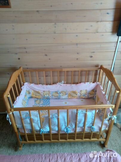 Детская кроватка с маятником и комодом