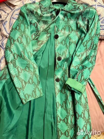 Кожаный зеленый плащ под питона
