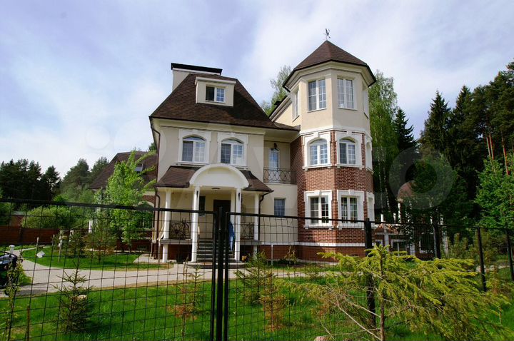 Коттедж 668 м² на участке 40 сот.