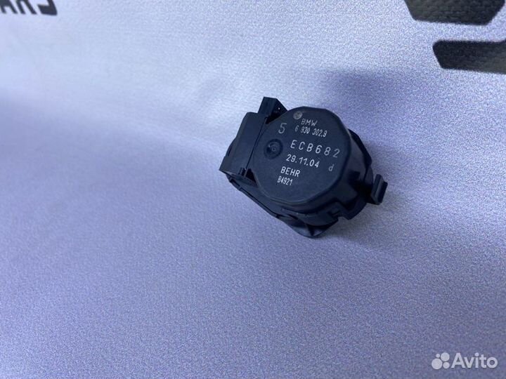 Сервопривод заслонки печки правый Bmw 5 E60