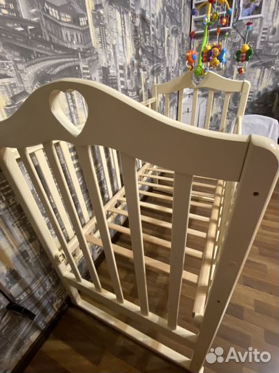 Кроватка детская с маятниковым механизмом