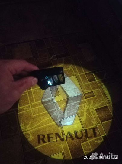 Проектор Рено на двери автомобиля