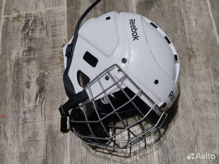 Хоккейный шлем