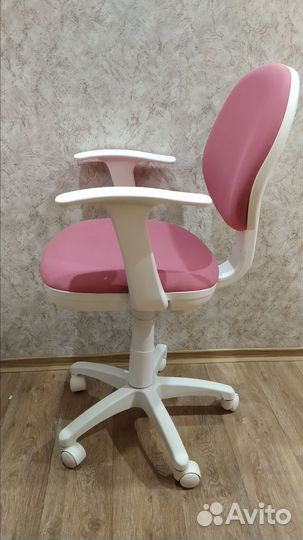 Кресло Б/У офисное белое с розовой обивкой