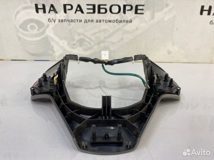 Кнопки в руль Toyota Avensis T270 1ZR-FAE 2009