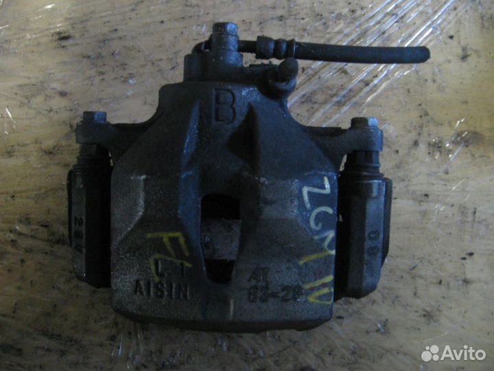 Суппорт перед лево toyota ZNM10G, ZGM10G, ZGM11G