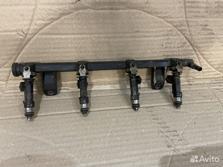 Топливная рампа форсунки Рено Логан 2 Сандеро 2