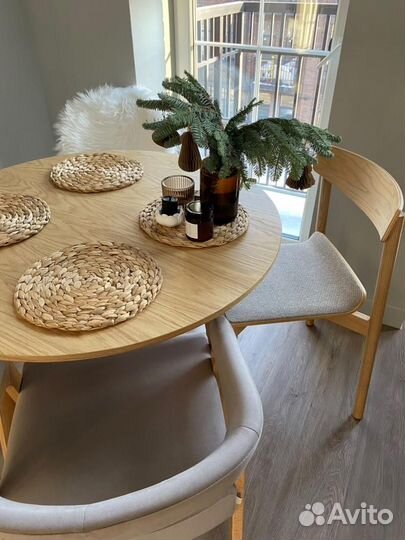 Круглый деревянный стол