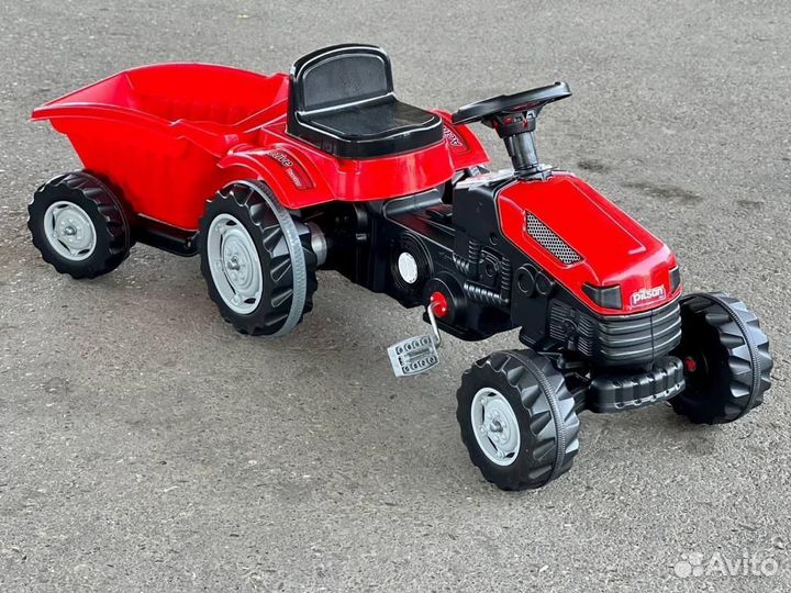 Педальный трактор