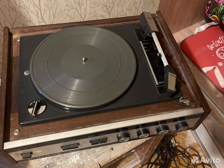 Виниловый проигрыватель