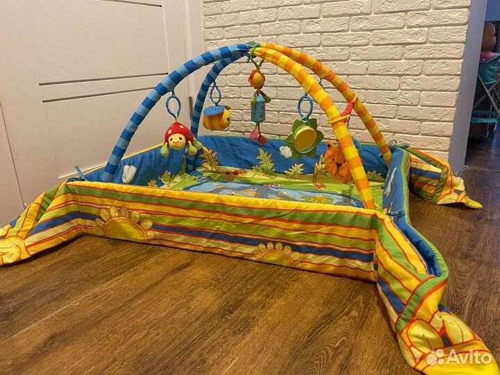 Развивающий коврик с игрушками