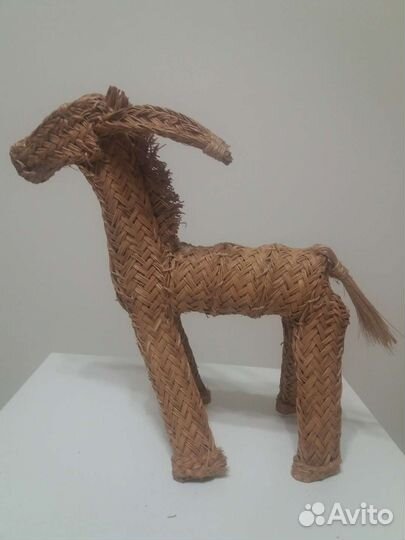 Ослик плетеный из соломы