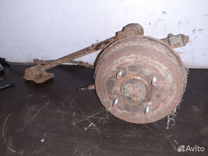 Hyundai elantra 2003 кулак задний правый в сборе