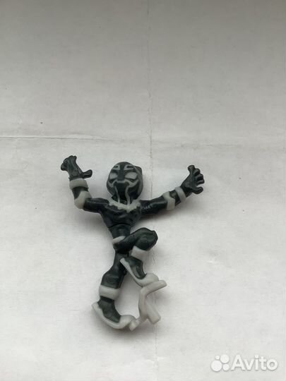 Игрушки из киндер сюрприза и фигурки животных