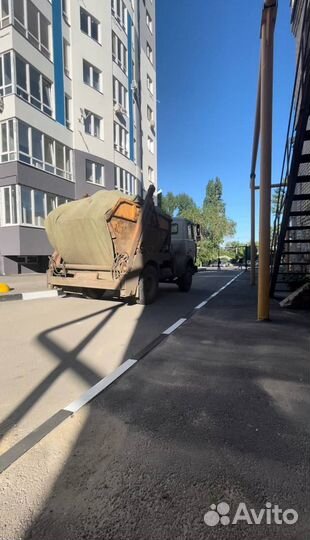 Вывоз мусора. Установка бункера бака под отходы